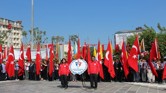 19 Mayıs Atatürkü Anma Gençlik ve Spor Bayramı Kutlamaları Çelenk Sunma Töreni ile Başladı