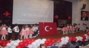 Atatürk İlkokulunun Miniklerinden Anlamlı Gösteri