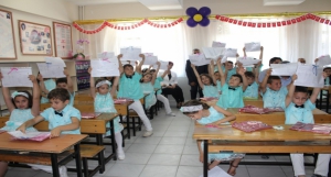 2014-2015 Eğitim Öğretim Yılı Öğrencilerin Karne Sevinciyle Son Buldu