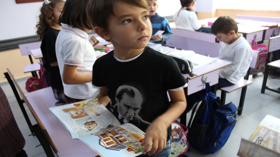 İl Kültür ve Turizm Müdürlüğü Tarafından Mustafa Kemal İlkokulu Öğrencilerine Atatürk Kitabı Hediye Edildi