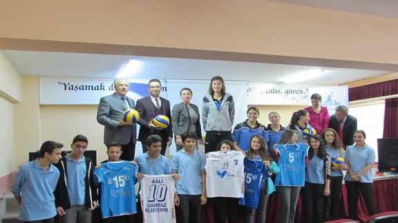 Çanakkale Belediyespor Kulübü Voleybolcuları Hasan Ali Yücel Anadolu Lisesinde Öğrencilerle Söyleşi Yaptı