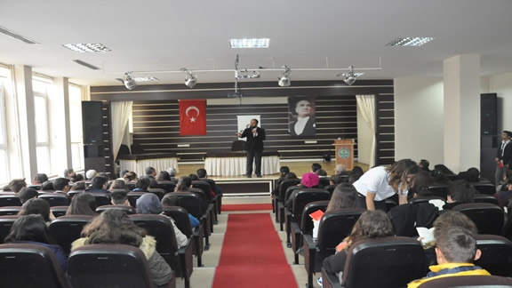 İbn-i Sina Mesleki ve Teknik Anadolu Lisesi Öğrencilerine İlahiyatçı Yazar Ahmet Buluttan Değerler Eğitimi Konferansı