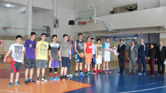 Çanakkale Anadolu Lisesinin Başarılı Basketbolcularına Baklava İkramı