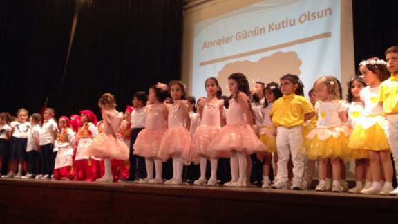 Atatürk İlkokulu Anasınıfı Öğrencilerinden Muhteşem Anneler Günü Programı