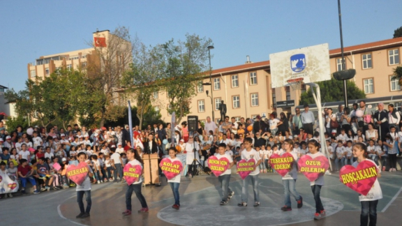 Atatürk İlkokulu Öğrencilerinden Anlamlı Etkinlik: Tüm Çanakkalelileri Saygılı Bir Dil Kullanmaya Davet Ettiler