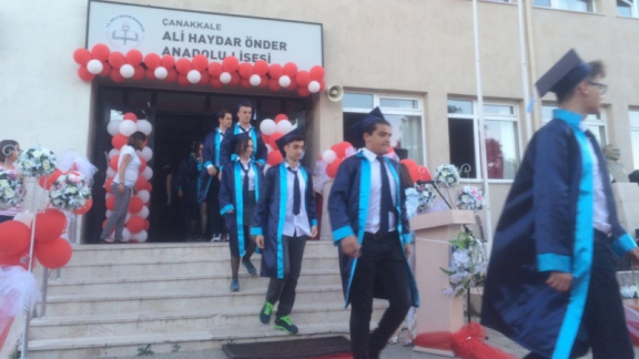 Çanakkale Ali Haydar Önder Anadolu Lisesinde Mezuniyet Sevinci
