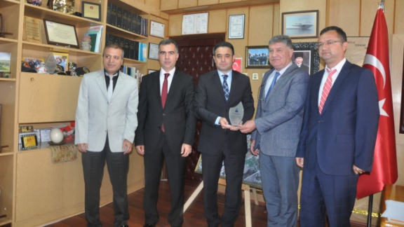 İl Millî Eğitim Müdürü Zülküf Memiş Ayvacık Belediye Başkanı Murat Ünal Şahin’i Makamında Ziyaret Etti