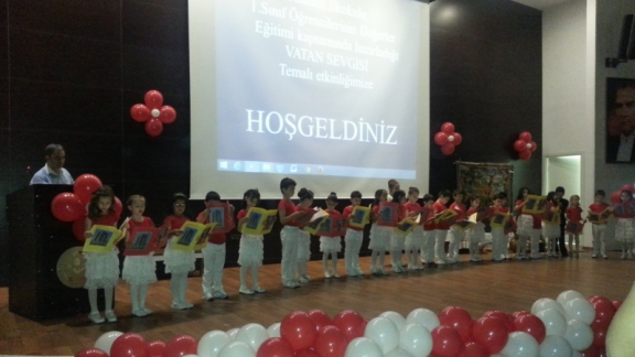 Atatürk İlkokulunun Miniklerinden Anlamlı Gösteri